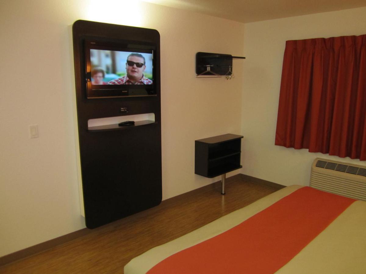Hotel 6-anaheim, Ca 2*